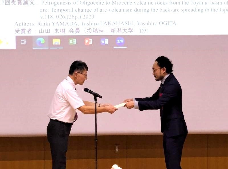 2024年度年会にて表彰状を授与される石井准教授(右)