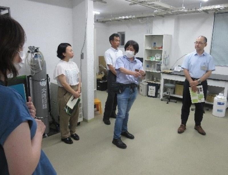 設備の説明をする中村敏和特任部長（中央）