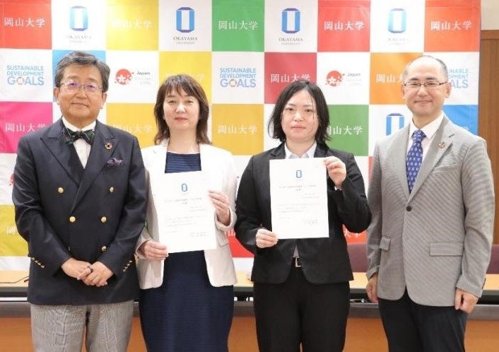 記念撮影(左より:那須保友学長、朝倉真実技術専門職員、小林智瑛技術専門職員、佐藤法仁副理事・副学長・上級URA)