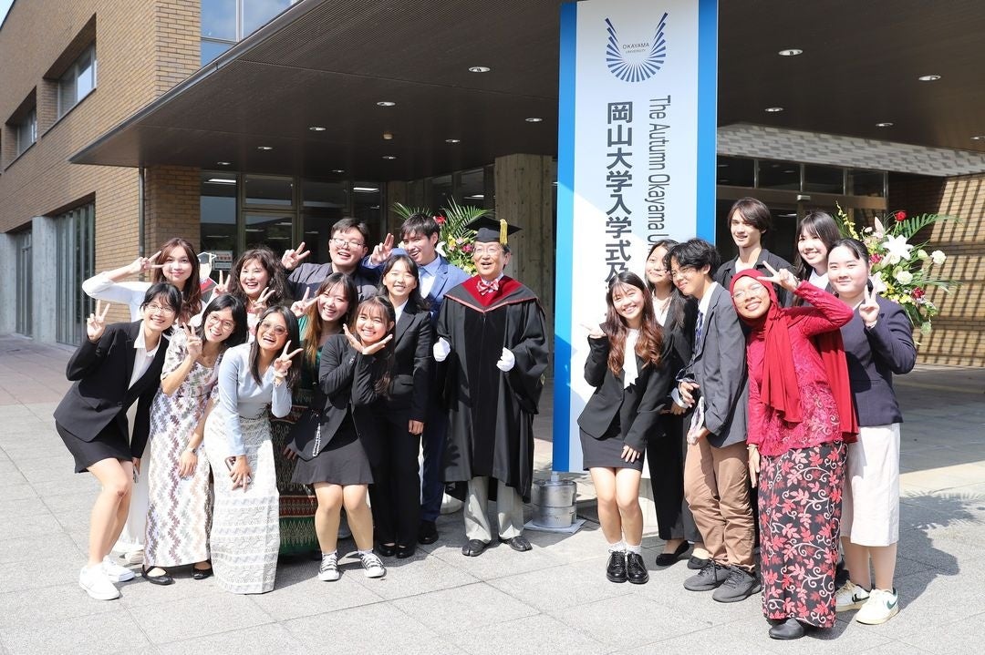 那須保友学長との記念撮影の様子