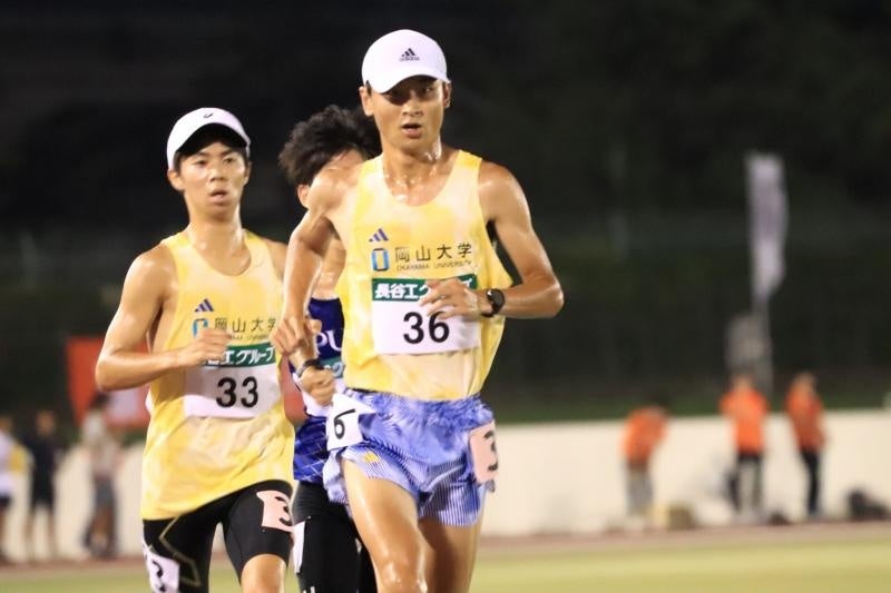 レース中の様子(左から赤澤さん、石鍋さん)