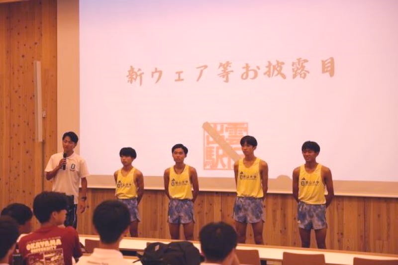 新ユニフォームお披露目(左から石鍋さん、坂田さん、田川さん、平尾さん、米倉さん)