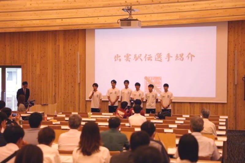 出雲駅伝選手紹介(左から赤澤さん、石鍋さん、木戸さん、旭さん、岩崎さん、日名子さん)