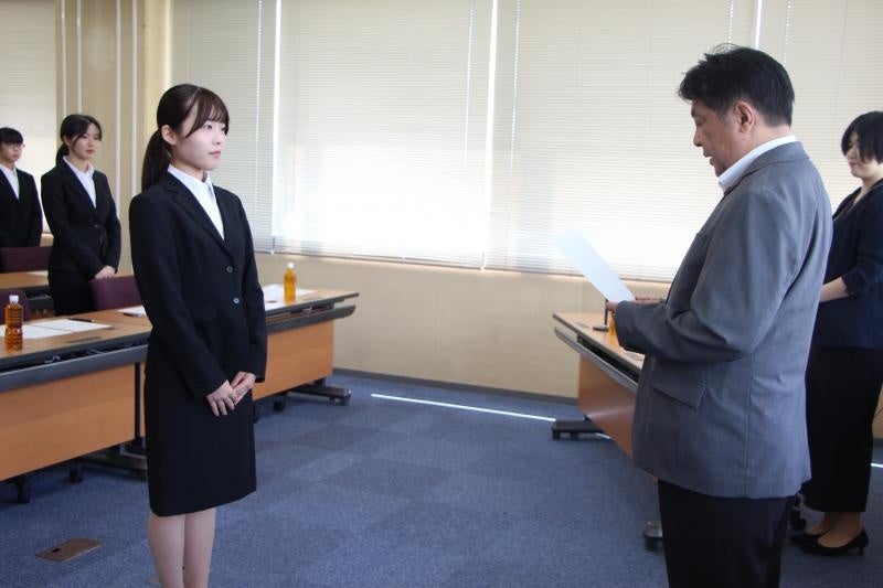 内定通知書を交付する袖山理事・事務総長(右)