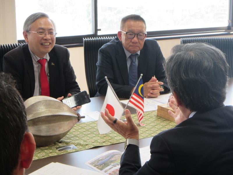 那須学長の説明に熱心に耳を傾けるEwe学長(左)とGary会長(右)