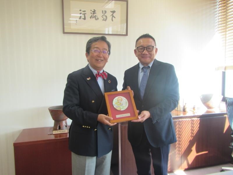 本学からの記念品贈呈の様子(左:那須学長、右:Gary会長)