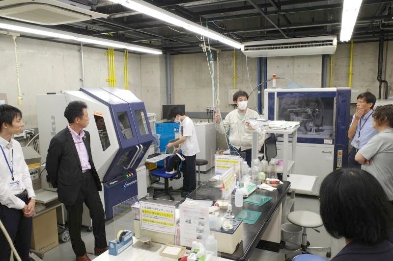 MCCLの技術職員(中央)らとの意見交換