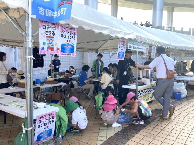 会場の様子 (緑の法被が本学学生)