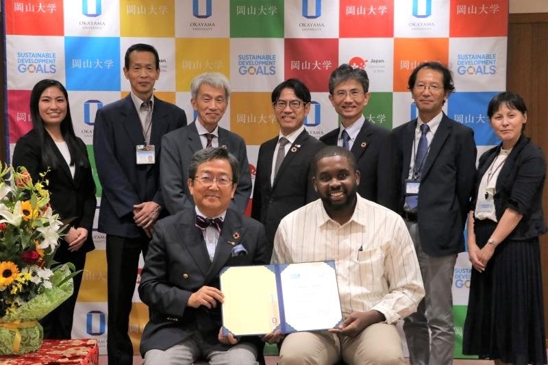 左から鶴田健二研究科長、ウグーさん、永禮教授