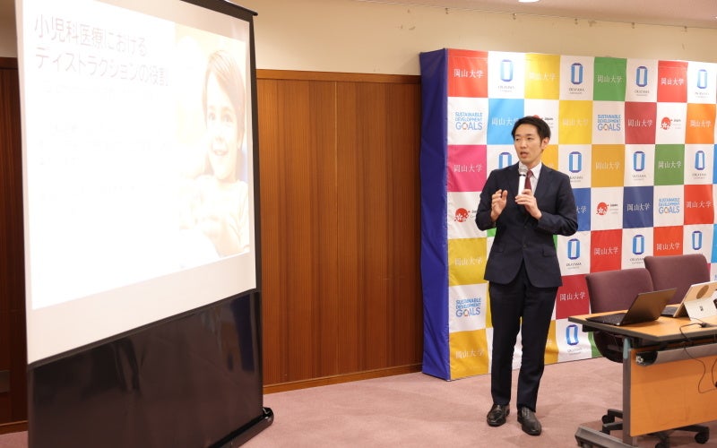 定例記者会見において説明を行う長谷井嬢教授