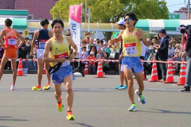 第一中継所でたすきを渡す様子(左:日名子さん、右:石鍋さん)