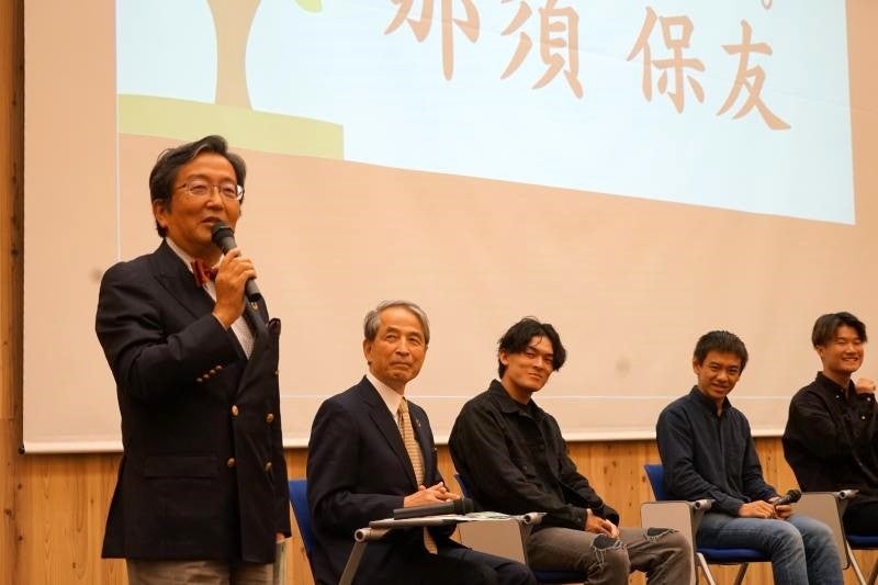 閉会のあいさつをする那須学長