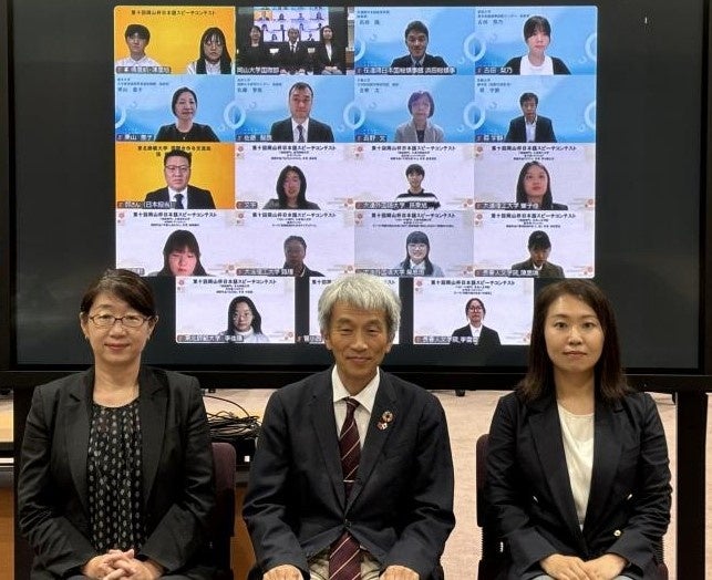 鈴木副学長(中央)とスピーチコンテスト参加者らの集合写真