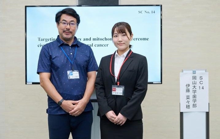 ファカルティアドバイザー・江口傑徳准教授(歯科薬理学分野)と伊藤菜々穂さん(右)