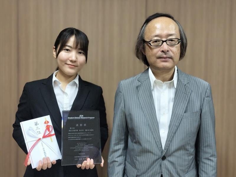 伊藤菜々穂さんと久保田歯学部長(右)