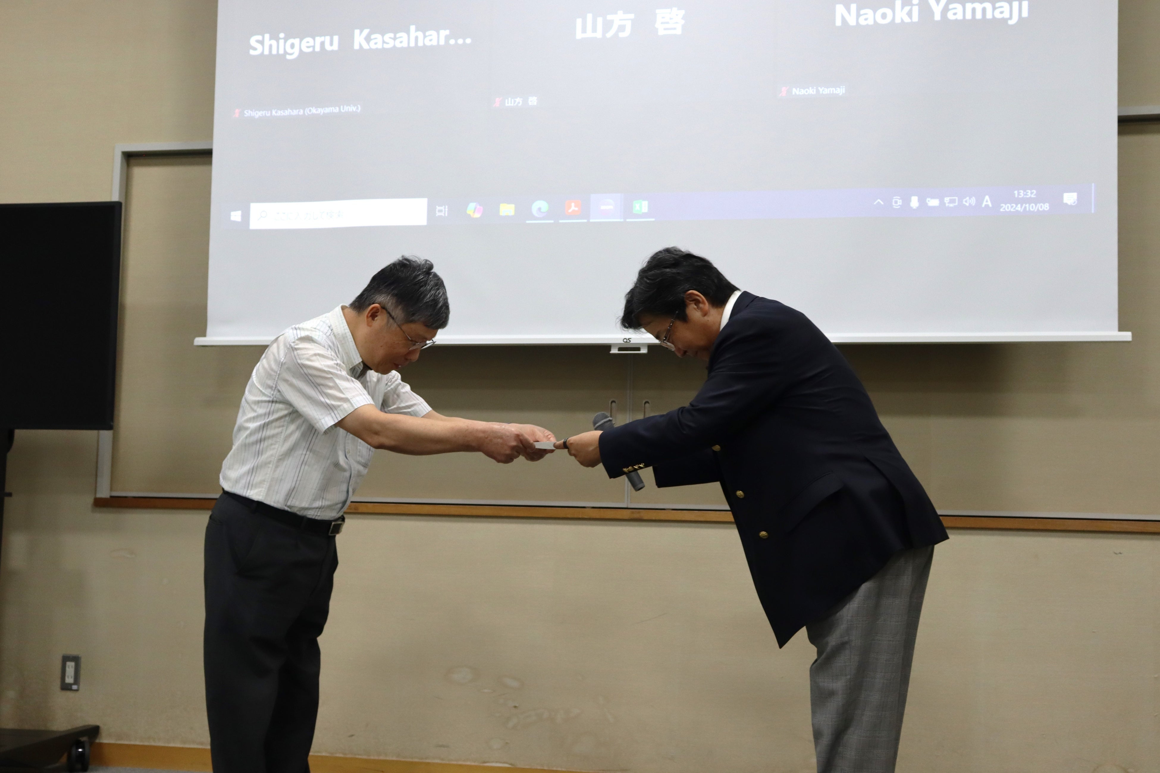 那須学長から辞令交付を受ける拠点研究者（左）