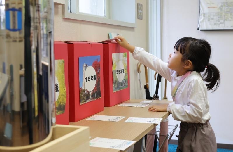 ポストに投函する参加者