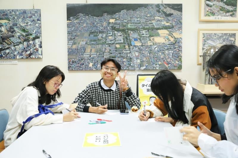 5年後の自分に向けてメッセージを書く留学生