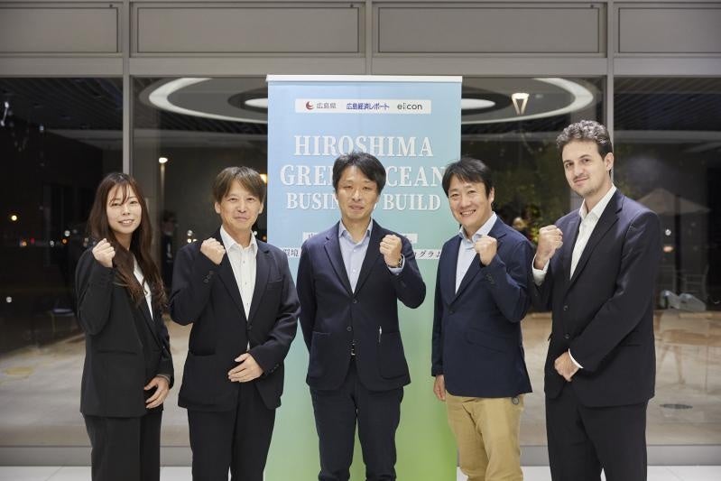 受賞後の記念撮影 右からハイドロヴィーナスのAlexander Kudzin氏、上田代表取締役(画像提供:eiicon)