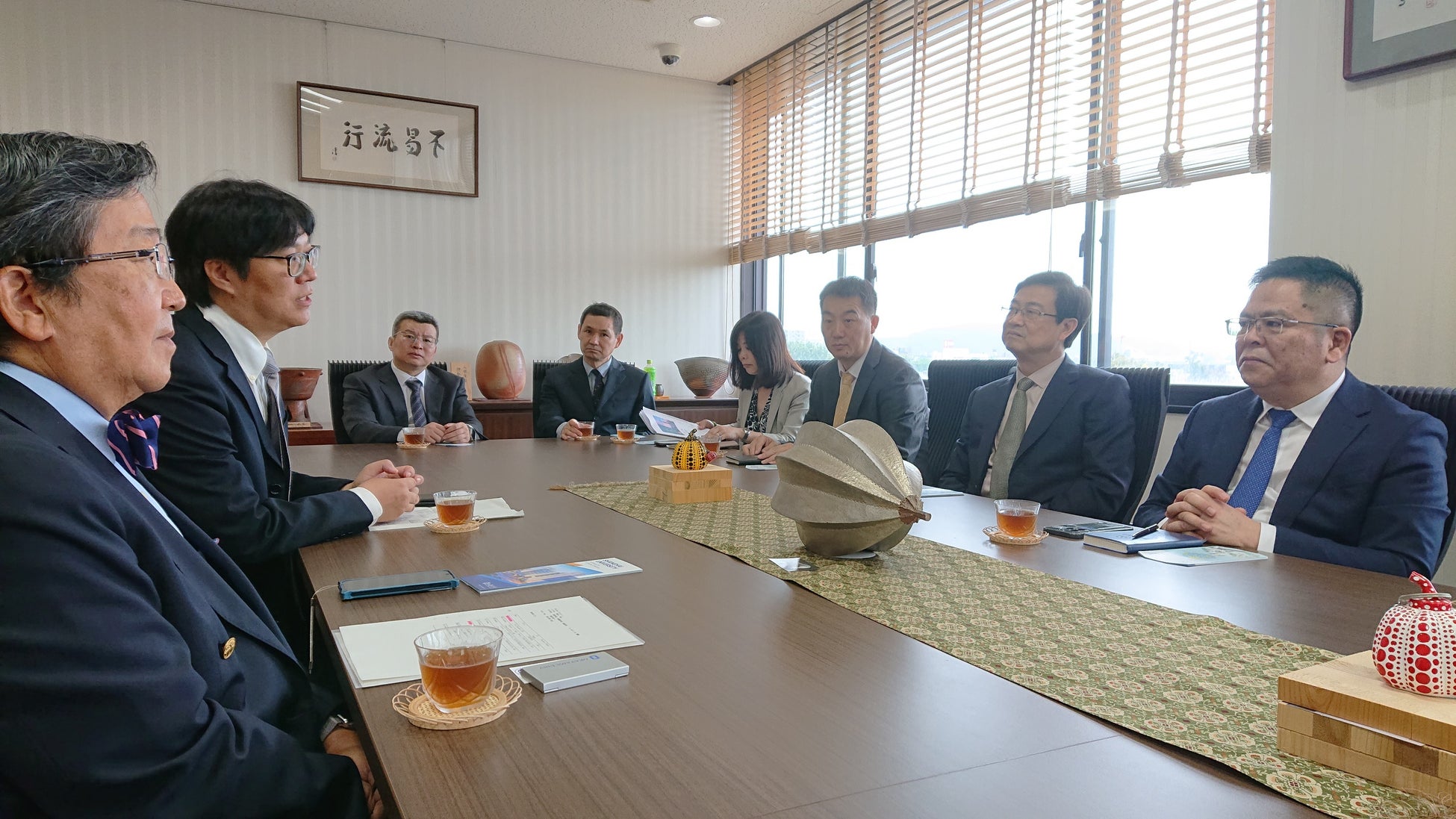 会談する那須学長(左)と王副学長(右)