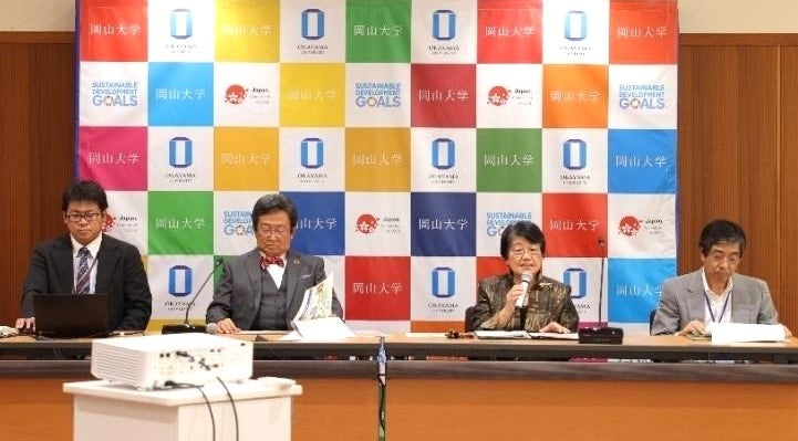 定例記者発表で本件について発表する沖学長(右から2番目)、那須学長(左から2番目)
