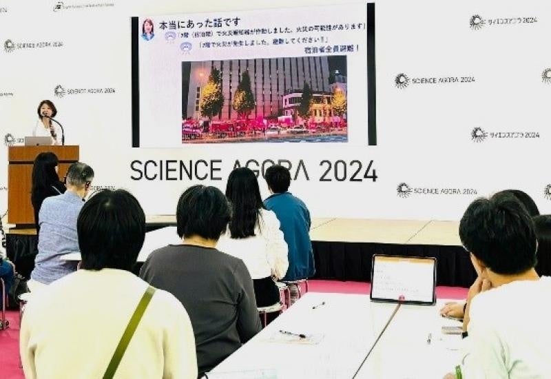 取り組みを紹介する片岡准教授(左)