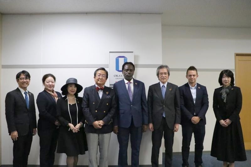 表敬訪問（右から4番目よりマルワラ学長、那須学長、山口所長）