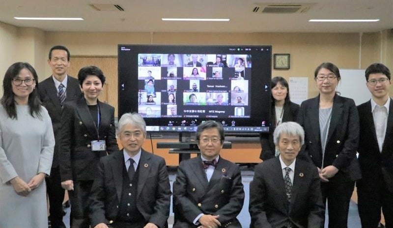 参加者による記念撮影(前列左から、菅理事、那須国際同窓会顧問、鈴木国際同窓会副会長)