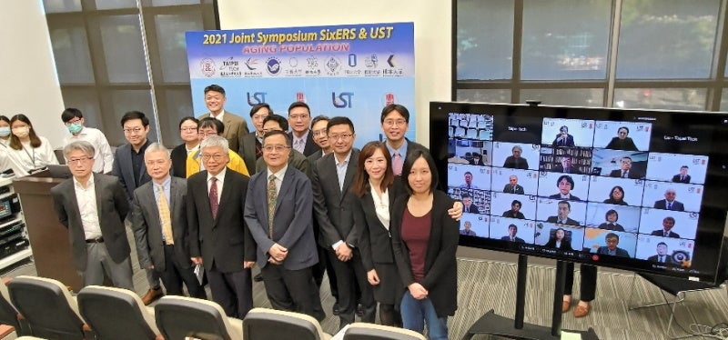 シンポジウム参加者らの集合写真