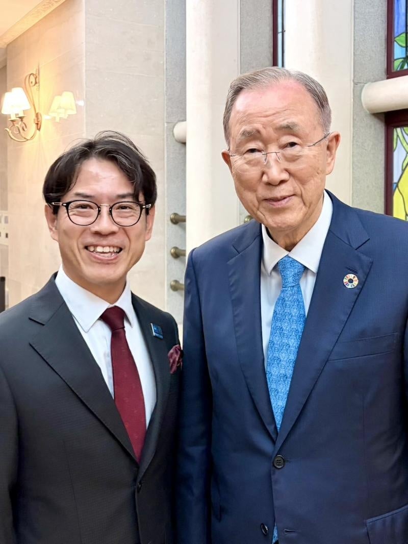 横井副学長(左)と潘基文元国連事務総長(右)