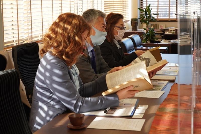 意見交換するメイ総領事、エドワーズ領事ら