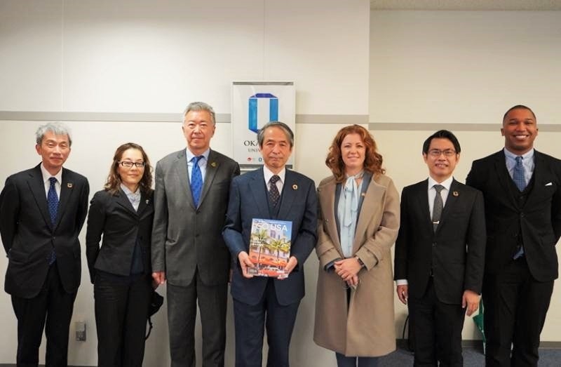 集合写真（槇野学長：中央、メイ総領事：左から3番目、エドワーズ領事：右から3番目）