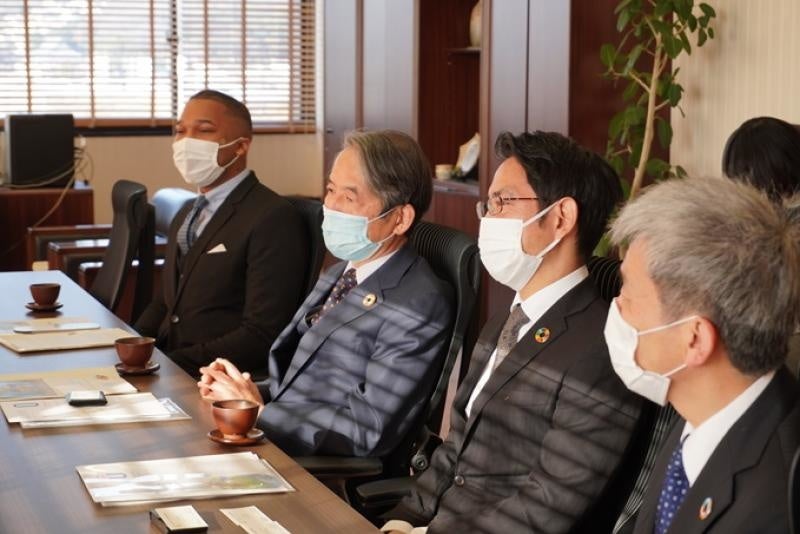 意見交換する槇野学長ら