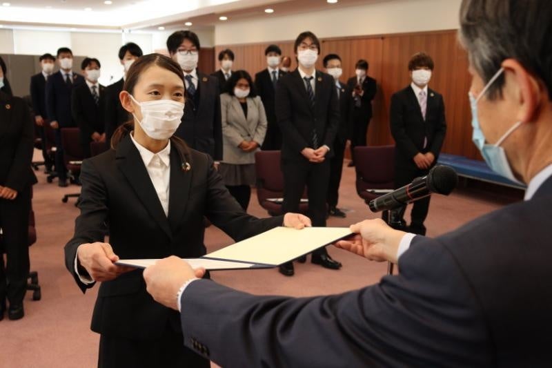 槇野学長から認定証を受け取る代表者