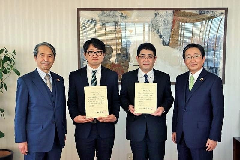 左から槇野博史学長、能年義輝研究教授、内田哲也研究教授、那須保友理事・副学長　※撮影時のみマスクを外しました