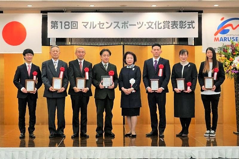 受賞者の記念撮影、左から3人目が今津勝紀教授