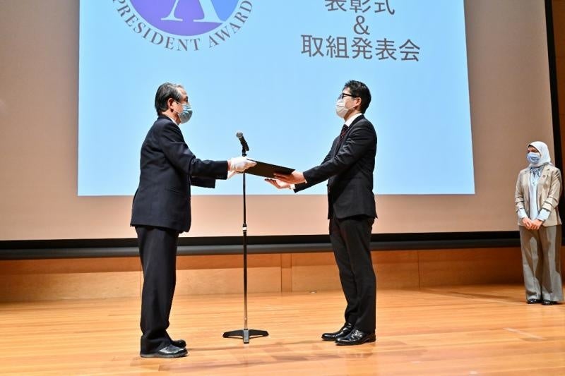 表彰状を授与される受賞者