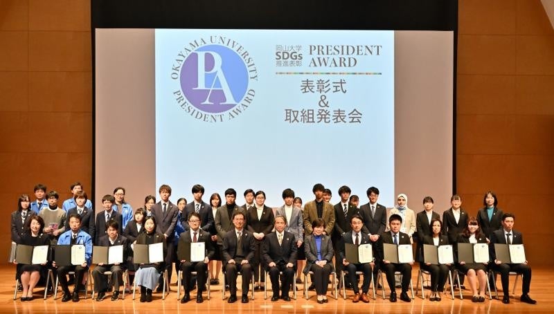 表彰式後の記念撮影　※撮影時のみマスクを外しました