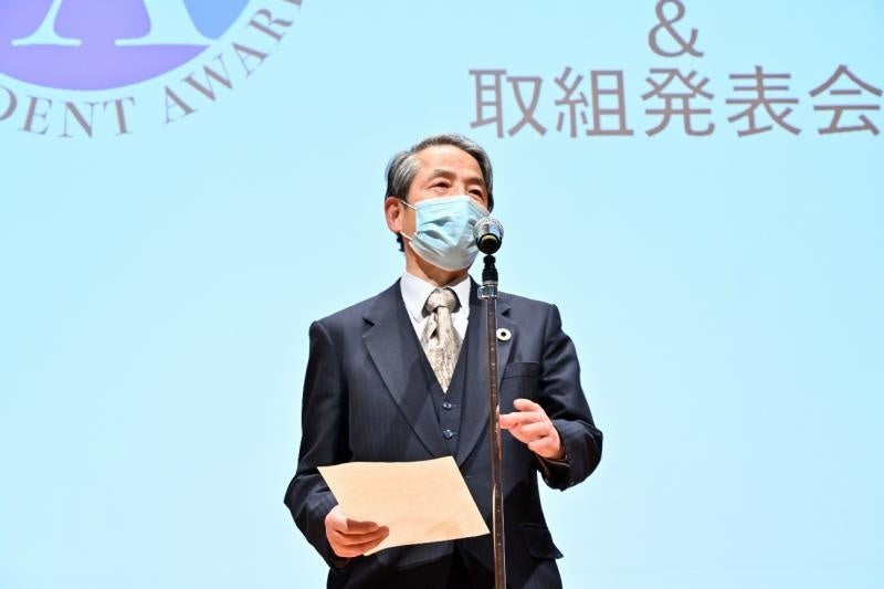 受賞者を激励する槇野博史学長