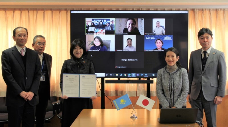 岡山大学教育学部にて三村教育学部長（左から3人目）とKulyash Kaimuldinova 自然科学・地理学部長（中央画面、中段左）