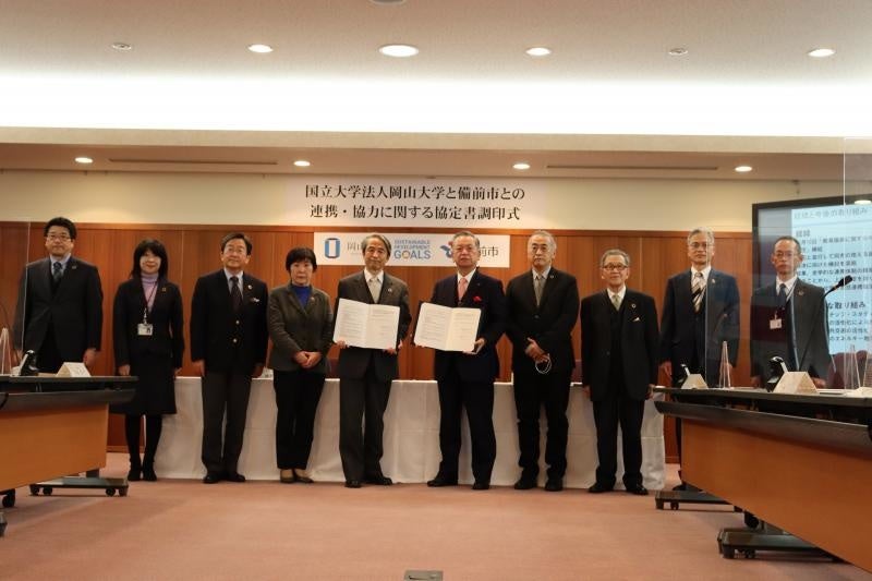 関係者の集合写真　※撮影時のみマスクを外しました