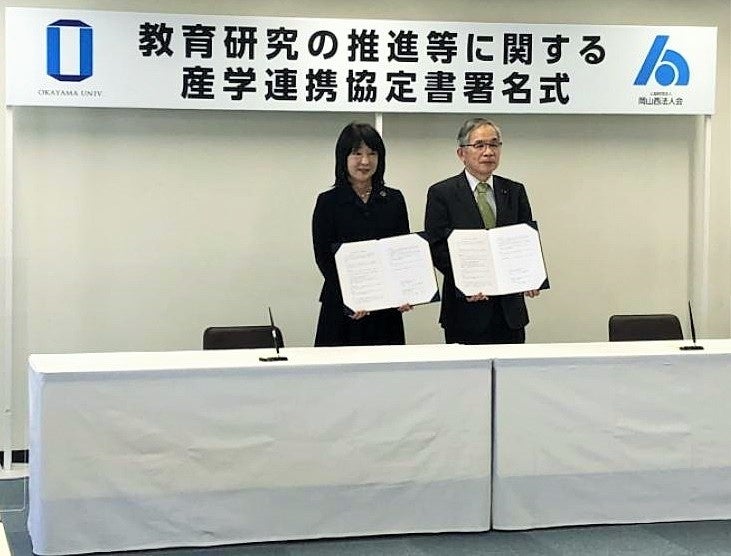 協定書に署名した三村研究科長(左)と大森会長(右) ※撮影時のみマスクを外しました