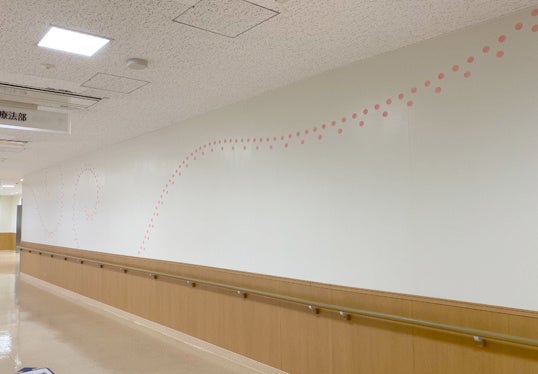 ドットの模様が特徴的な3階通路