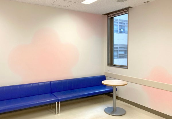 4階待合スペースは花びらに包まれるような空間に