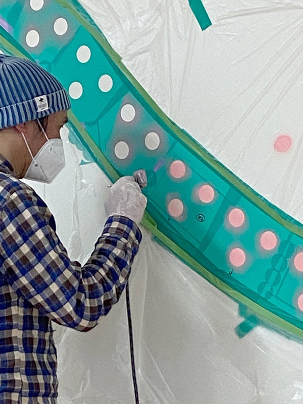 エアブラシを使って慎重に描いていきます