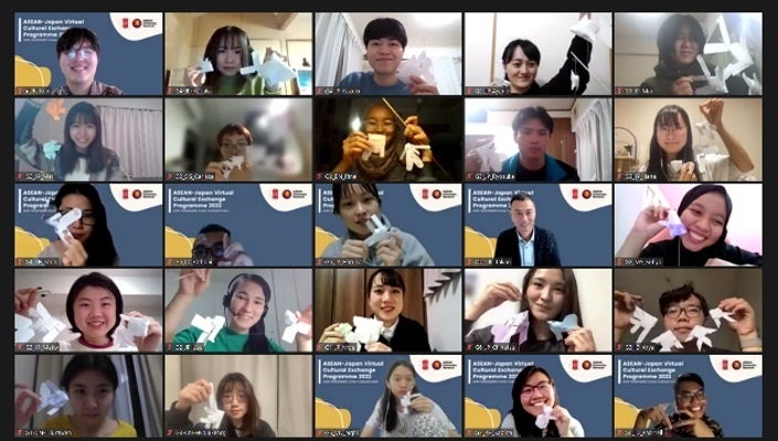 ワークショップで作った作品を共有する参加学生