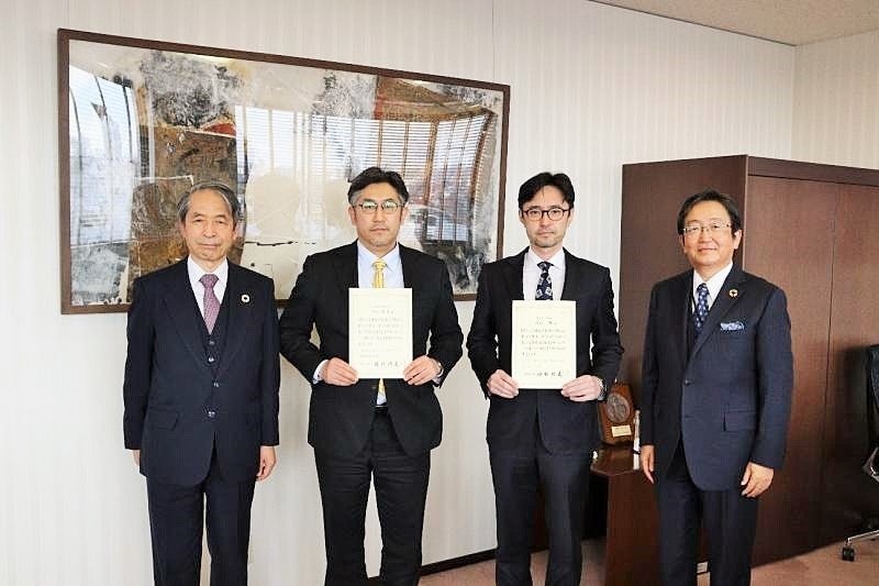 左から槇野博史学長、竹田哲也研究准教授、淺田騰研究准教授、那須保友理事・副学長　※撮影時のみマスクを外しました