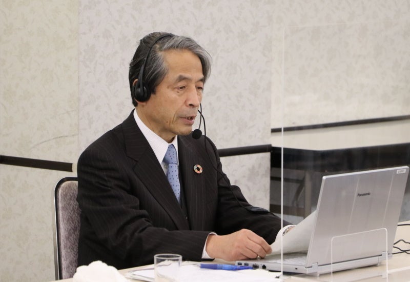 閉会のあいさつをする槇野博史学長