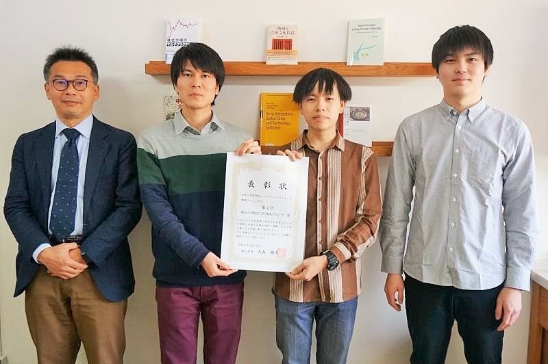 （左から）西田陽介教授、中澤拓也さん、疋田智矢さん、川田優太さん（撮影時のみマスクを外しています）