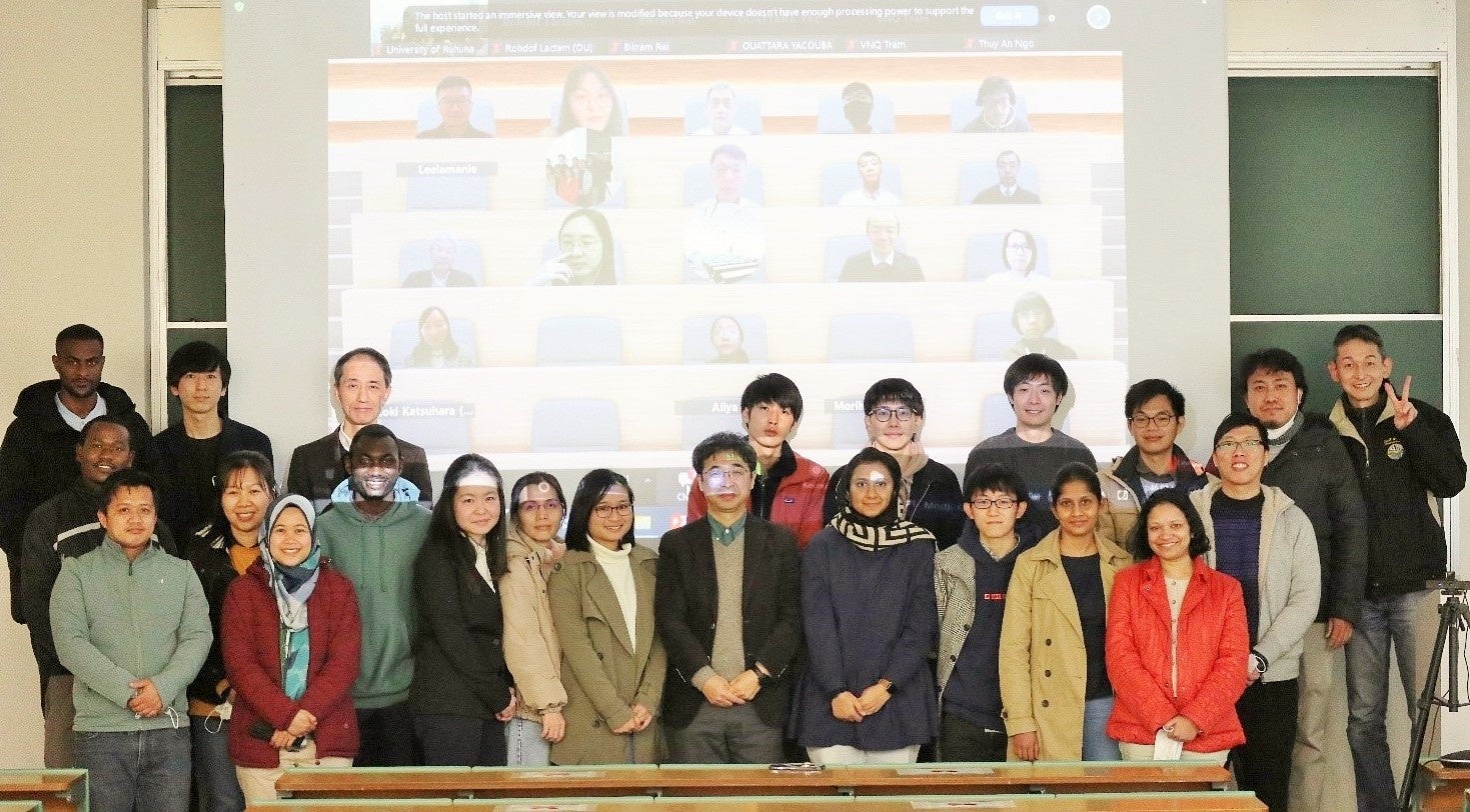 参加者の集合写真（撮影時のみマスクを外しました）